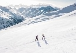 46 個爬山夢境解讀：夢見爬山、夢見山、夢見從山下來、夢見從山上掉下來、夢見山頂